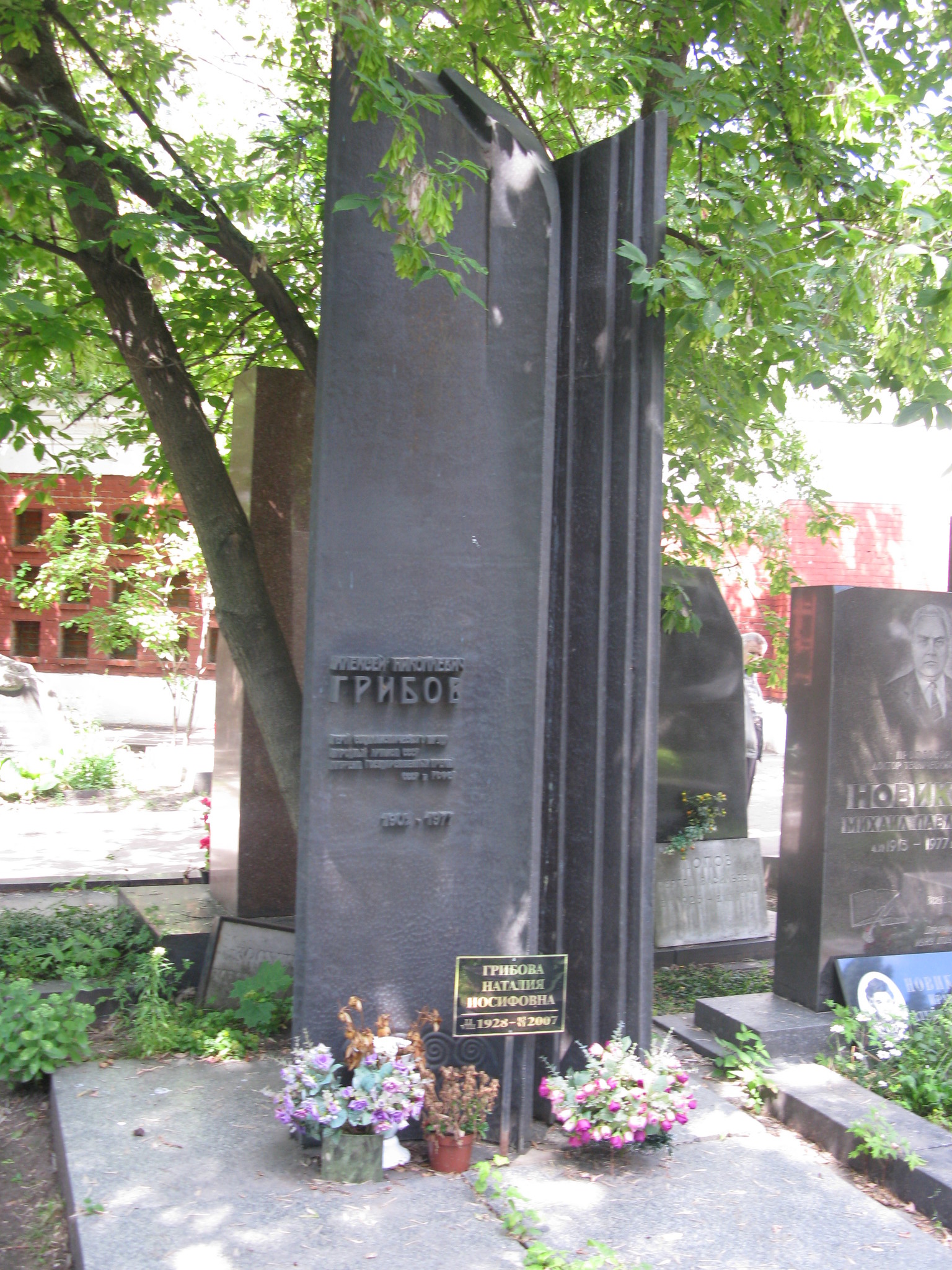 Могила Папанова на Новодевичьем кладбище