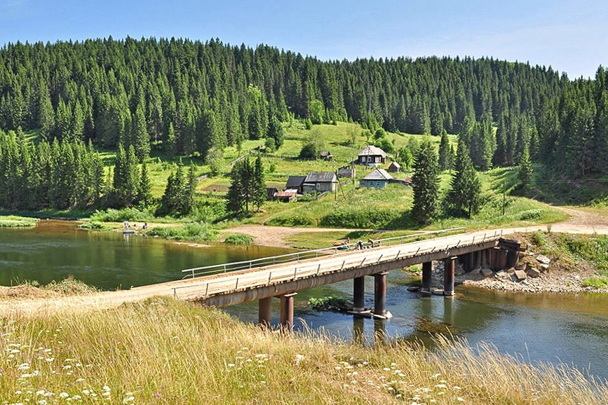 Недалеко от поселка. Кусье-Александровский Пермский край. Река Кусья Пермский край. Подвесной мост Кусье Александровский Пермский. Кусье Александровский Койва.