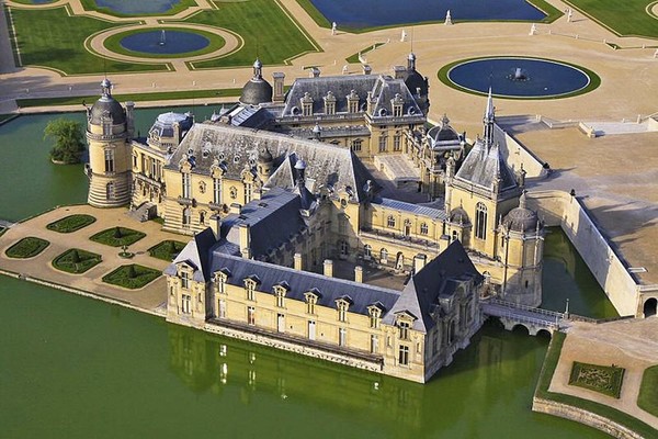 3амок  Шантийи, Франция.
Шантийи (фр. Château de Chantilly) — одна из наиболее значительных аристократических резиденций Франции эпохи старого порядка. Находится недалеко от Парижа в коммуне Шантийи в долине реки Нонетт, притока реки Уазы. Шантийи состоит из нескольких построек, обрамлённых обширным парком, который разбил великий Ленотр. Наибольшую историческую ценность представляет Малый замок, сохранившийся с XVI века (создатель — архитектор Жан Бюллан). Новый замок (Шато д’Ангьен) — неоренессансная постройка 1876-80 годов, вольно воспроизводящая архитектурные формы Большого замка, возведённого бароном Монморанси в 1528-31 гг. и разрушенного во время революционных волнений. Проектированием Нового замка занимался архитектор Оноре Доме.