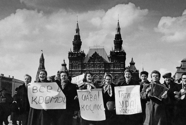 «Все в космос!»
Александр Рубашкин, 12 апреля 1961 года, г. Москва, Красная пл., МАММ/МДФ.