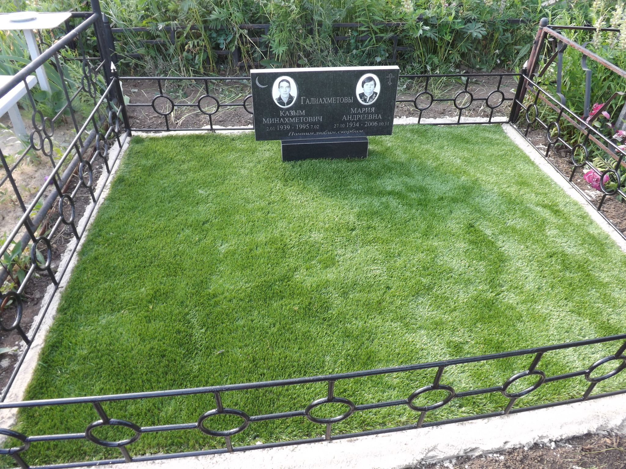 Искусственный газон на кладбище