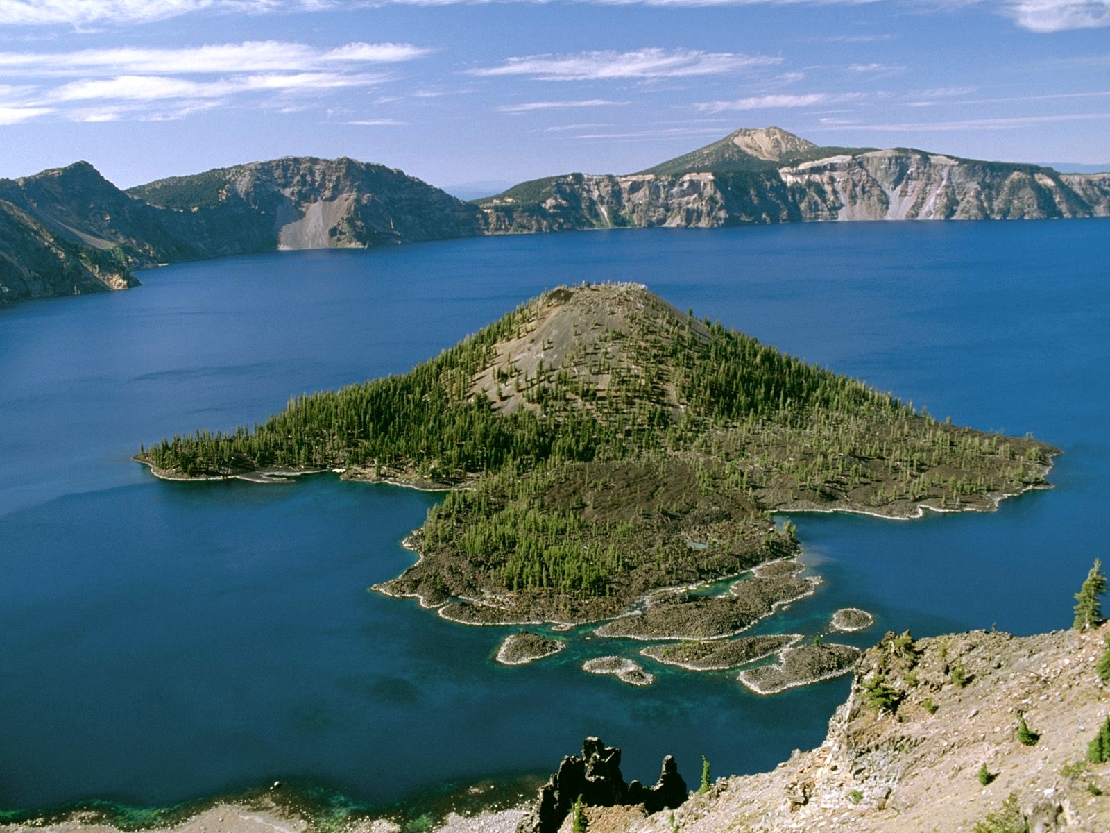 Озеро в центре острова. Национальный парк озеро Крейтер. Озеро Крейтер остров. Остров на озере на острове на озере. Остров в Казахстане.