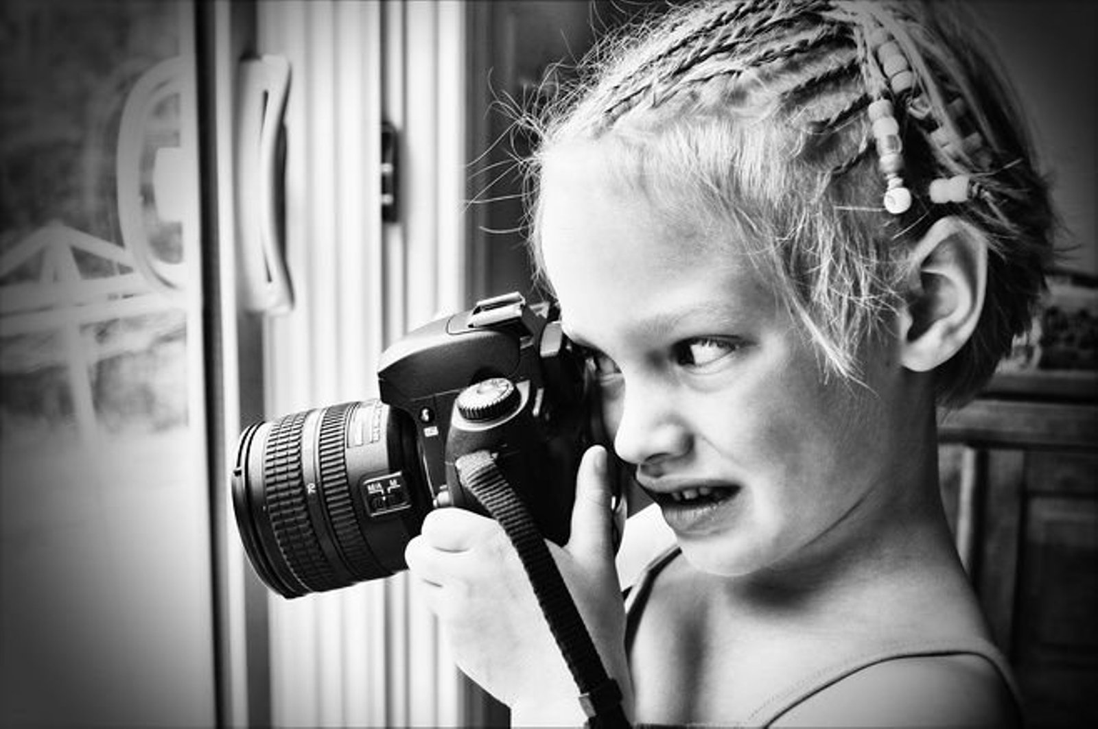 Фотограф читать. Девочка подросток фотограф. Бешеный фотограф. Злой фотограф. Фотограф смеется.