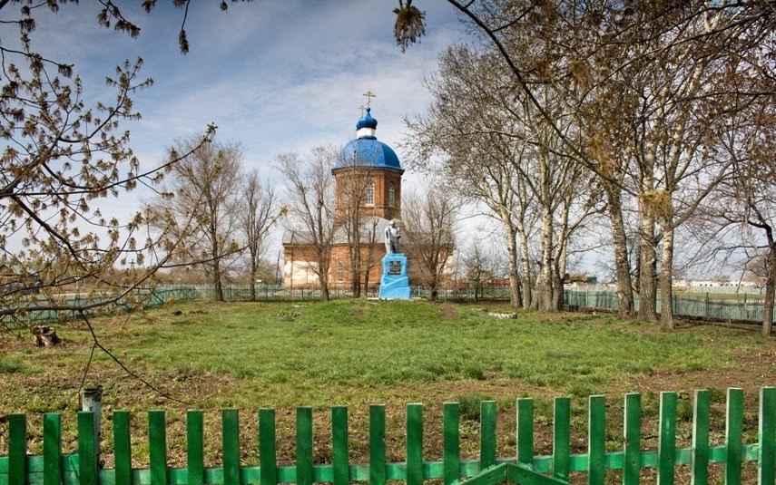 Погода волгоградской село вязовка. Храм в селе сухая Вязовка. Сухая Вязовка храм Дмитрия Солунского. Церковь сухая Вязовка Самарская область. Село сухая Вязовка Самарская область.