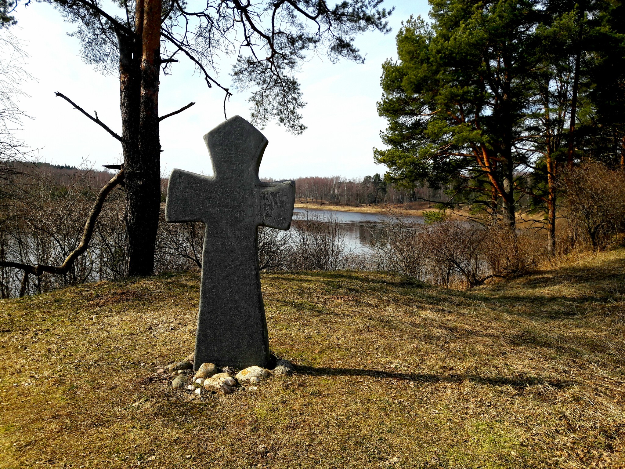 Новгородская область дождь. Воймерицкий крест Любытино. Малышевское Городище Любытино.