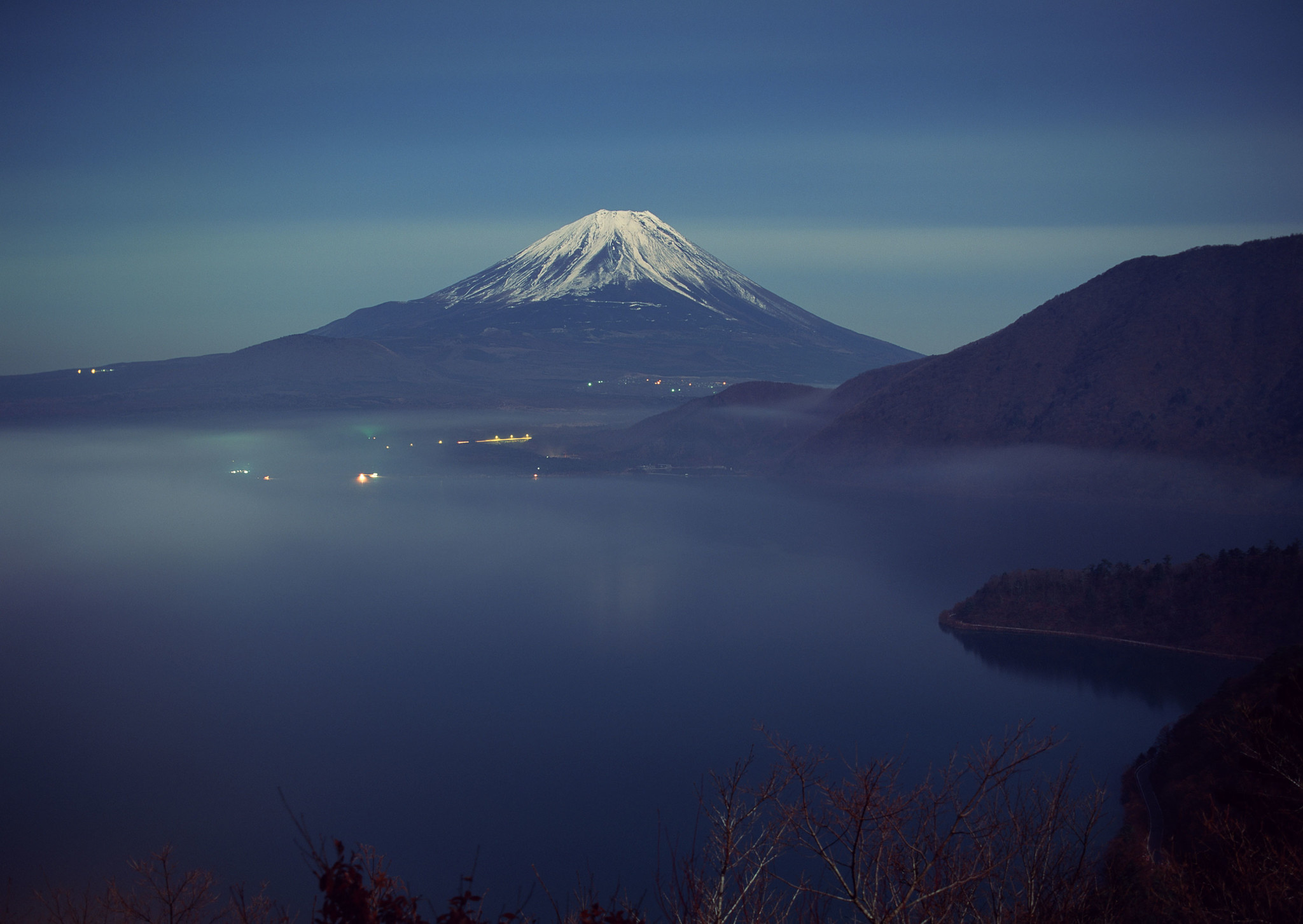 Фудзияма затон. Фудзияма Япония. Гора Фудзияма. Гора Фудзияма в Японии ночью. Гора Фудзияма ночью.