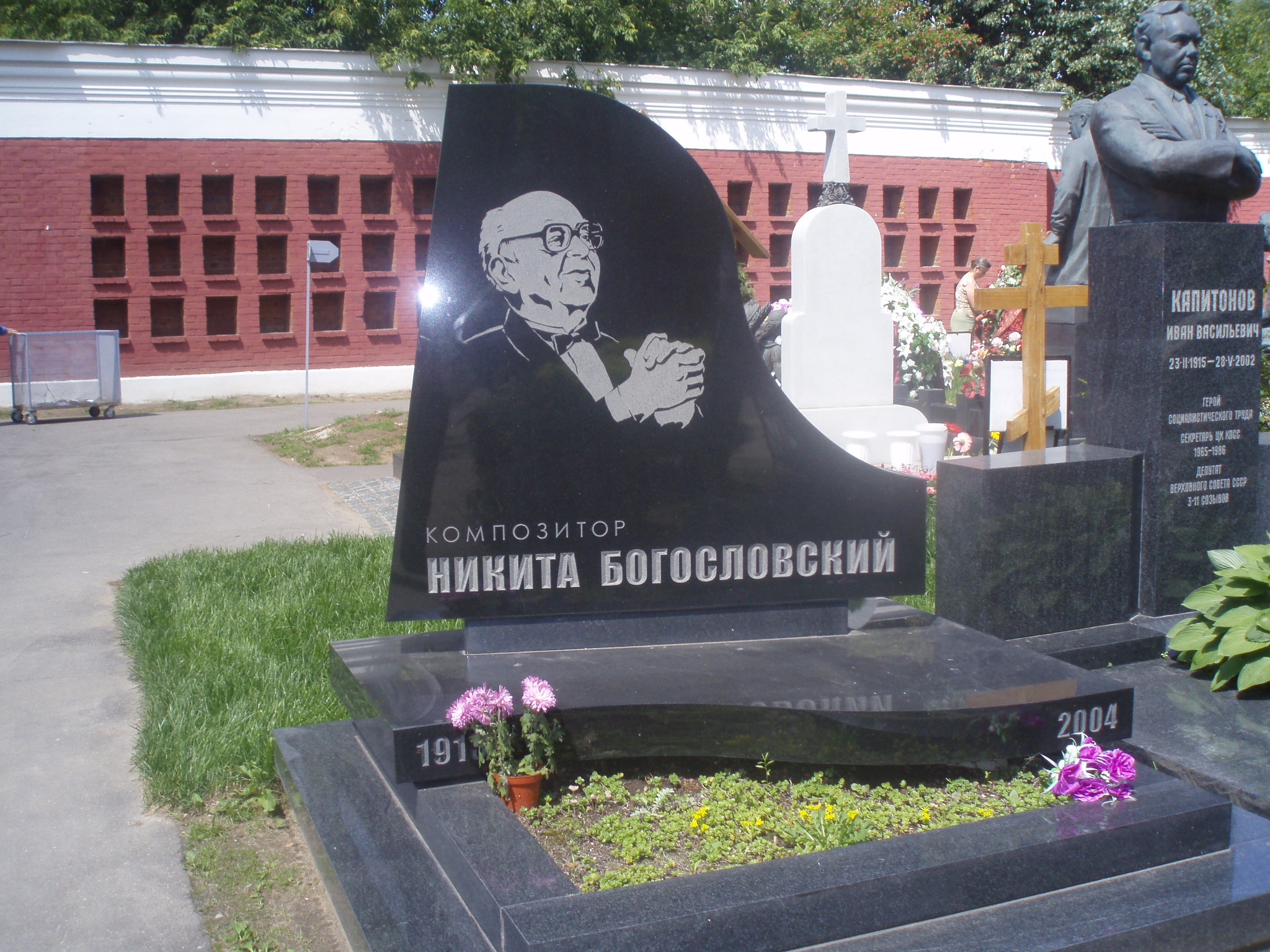 Памятники на кладбище из гранита в Москве Новодевичье кладбище